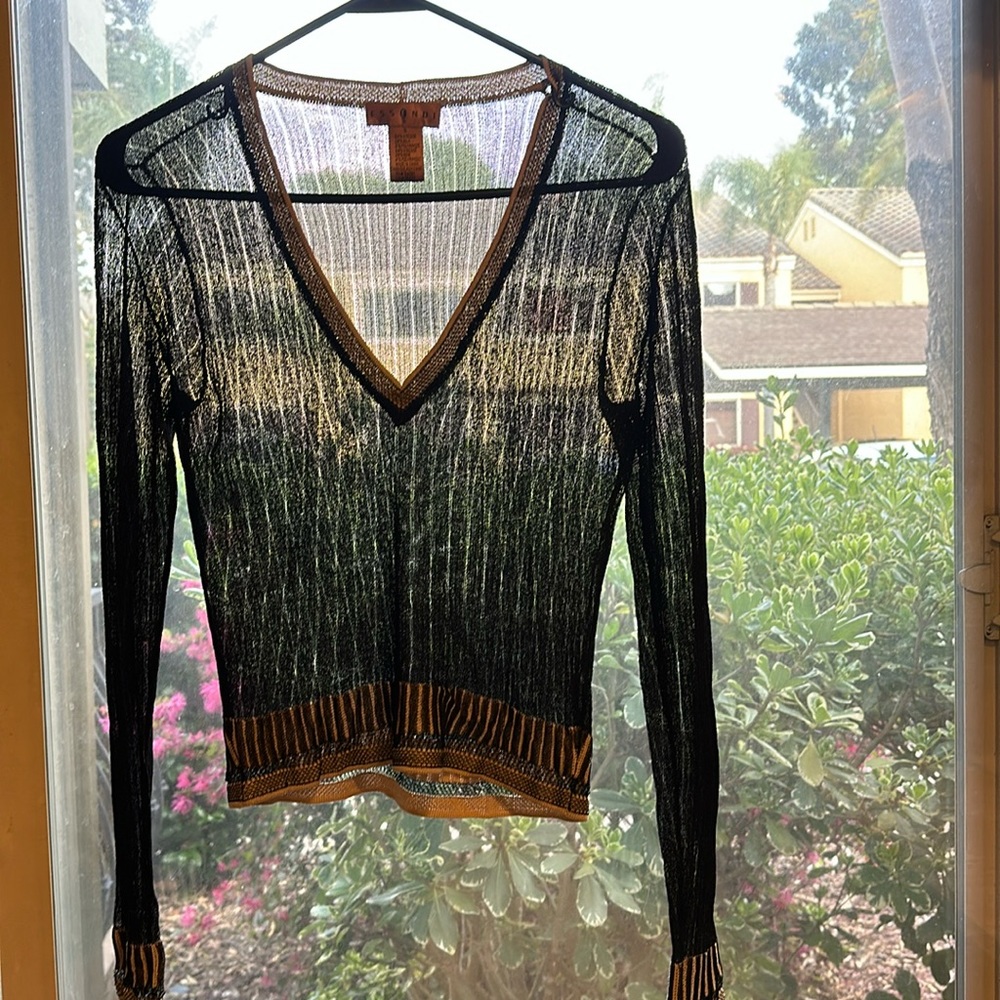 Light weight, sheer black 3/4 sleeve top🔱